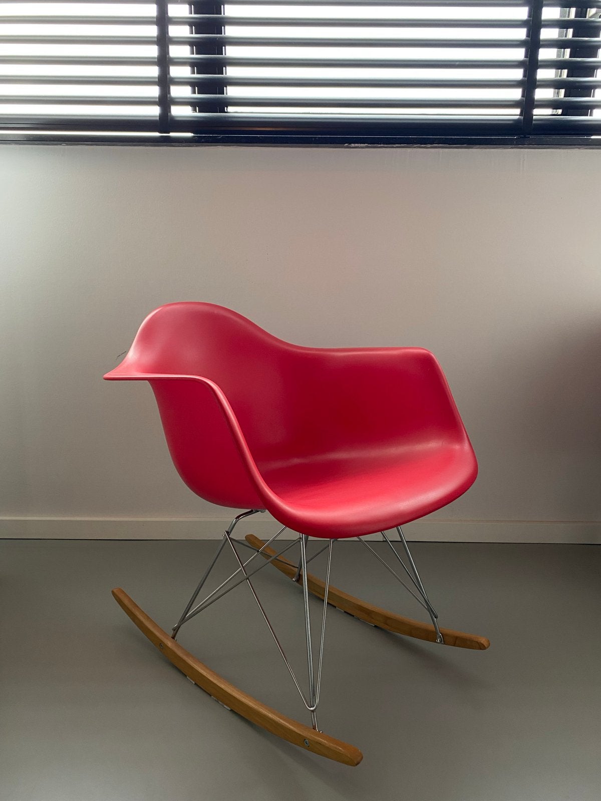 Schommelstoel rood, onderstel chroom met hout, Ophalen, Gebruikt, Hout, Eén