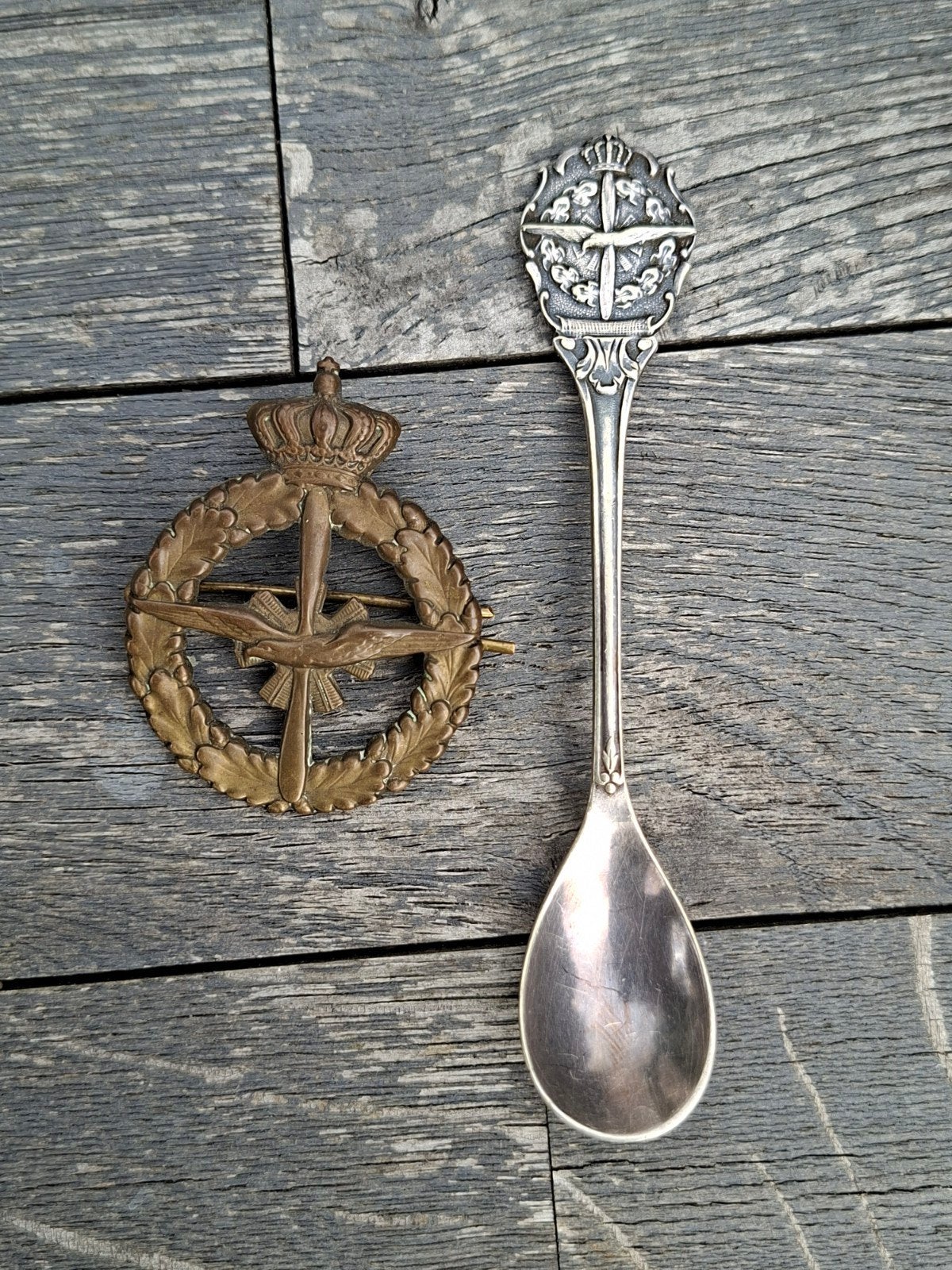 Marine Luchtvaartdienst baret embleem+theelepeltje, Verzamelen, Ophalen of Verzenden, Marine, Nederland, Embleem of Badge
