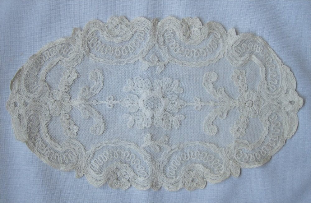 Antiek cremekleurig kanten kleedje, Ophalen of Verzenden