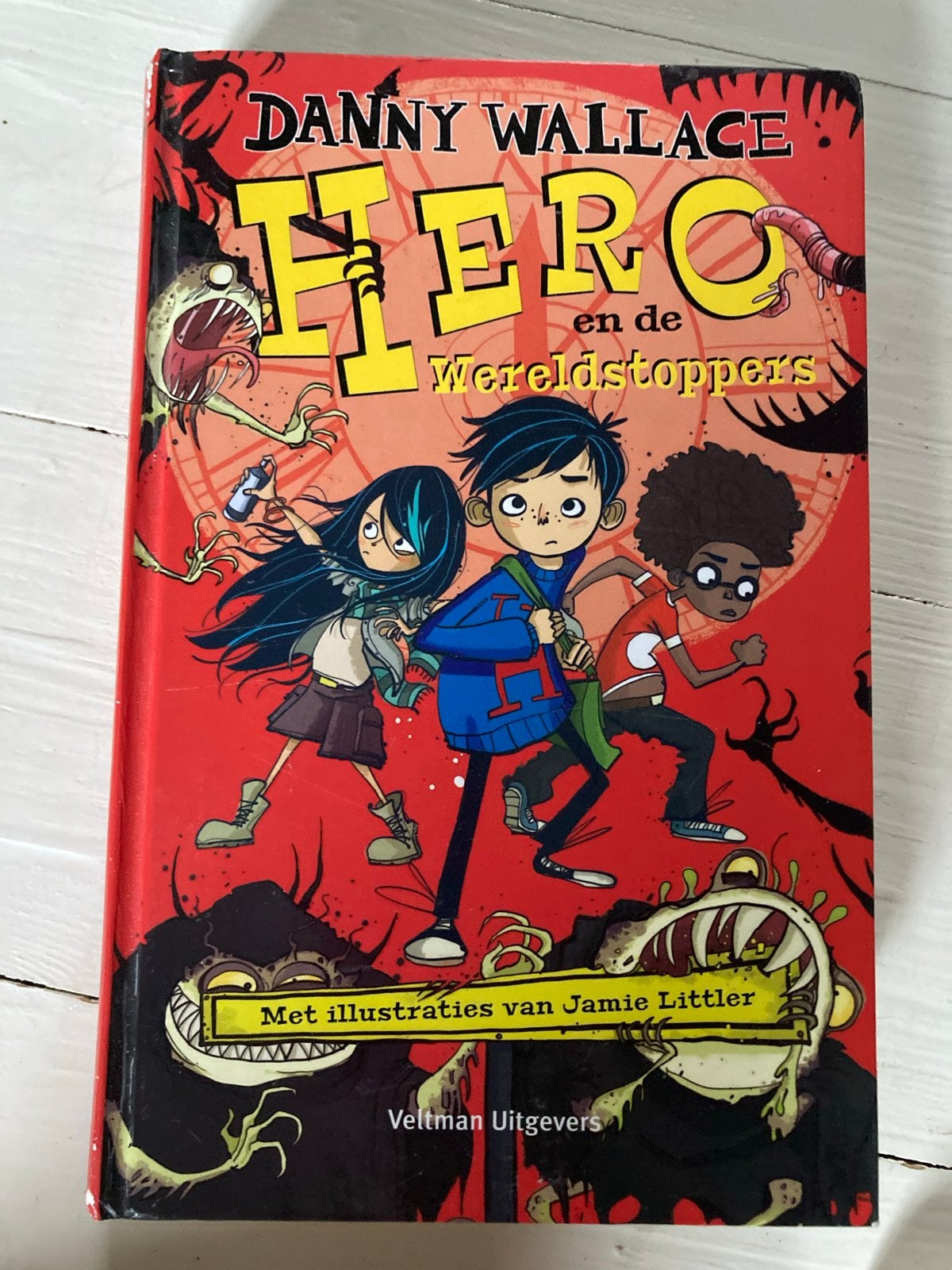Danny Wallace - Hero en de Wereldstoppers (kinderboek), Ophalen of Verzenden, Gelezen, Fictie