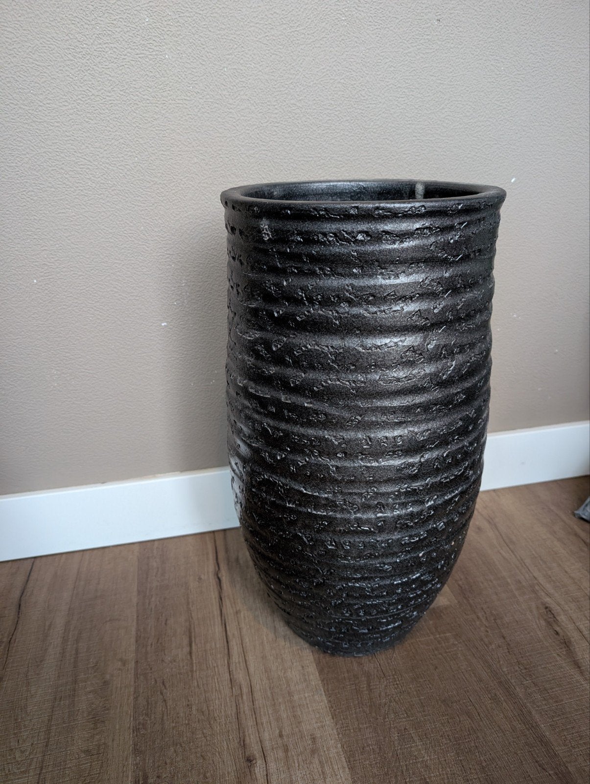 Zwarte vaas met structuur - 46 cm hoog, Ophalen, Overige materialen, Gebruikt, Met patroon/structuur