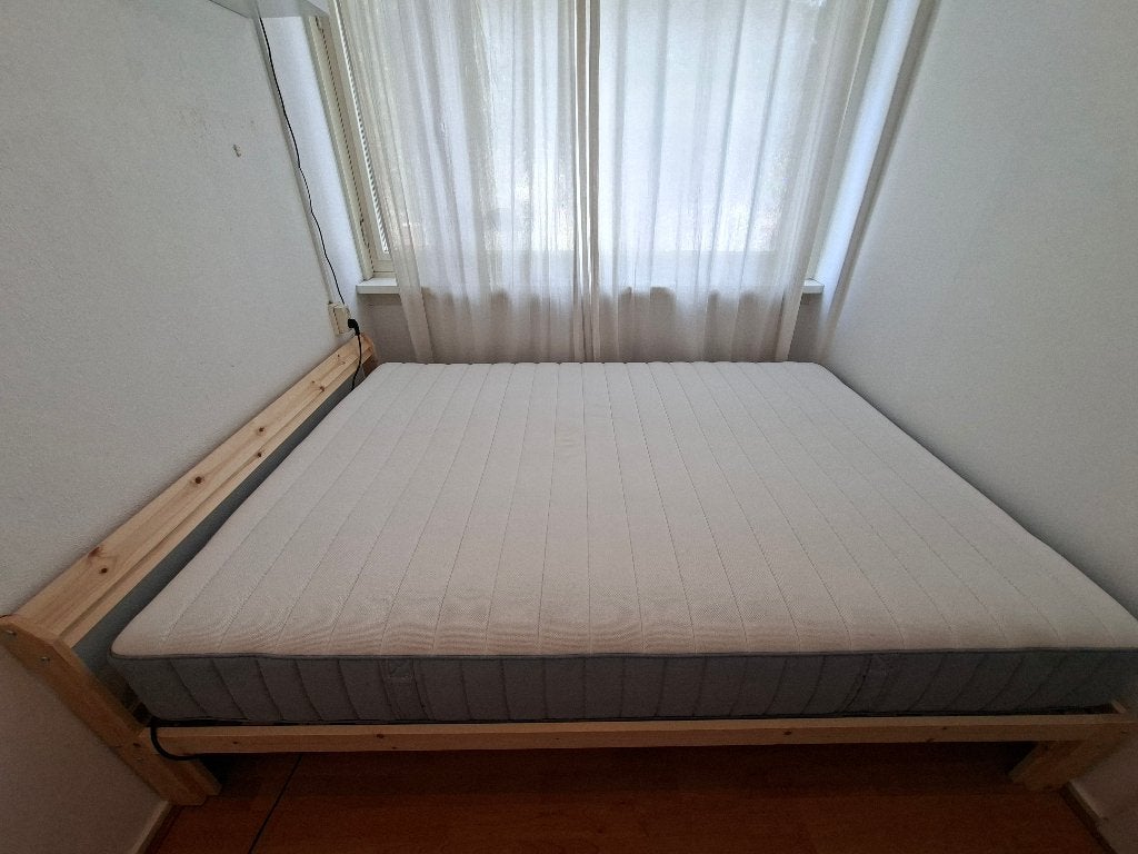 IKEA Bed + Mattress 140x200 – €150 (Quick Sale), Huis en Inrichting, Slaapkamer | Matrassen en Bedbodems, Ophalen, Zo goed als nieuw
