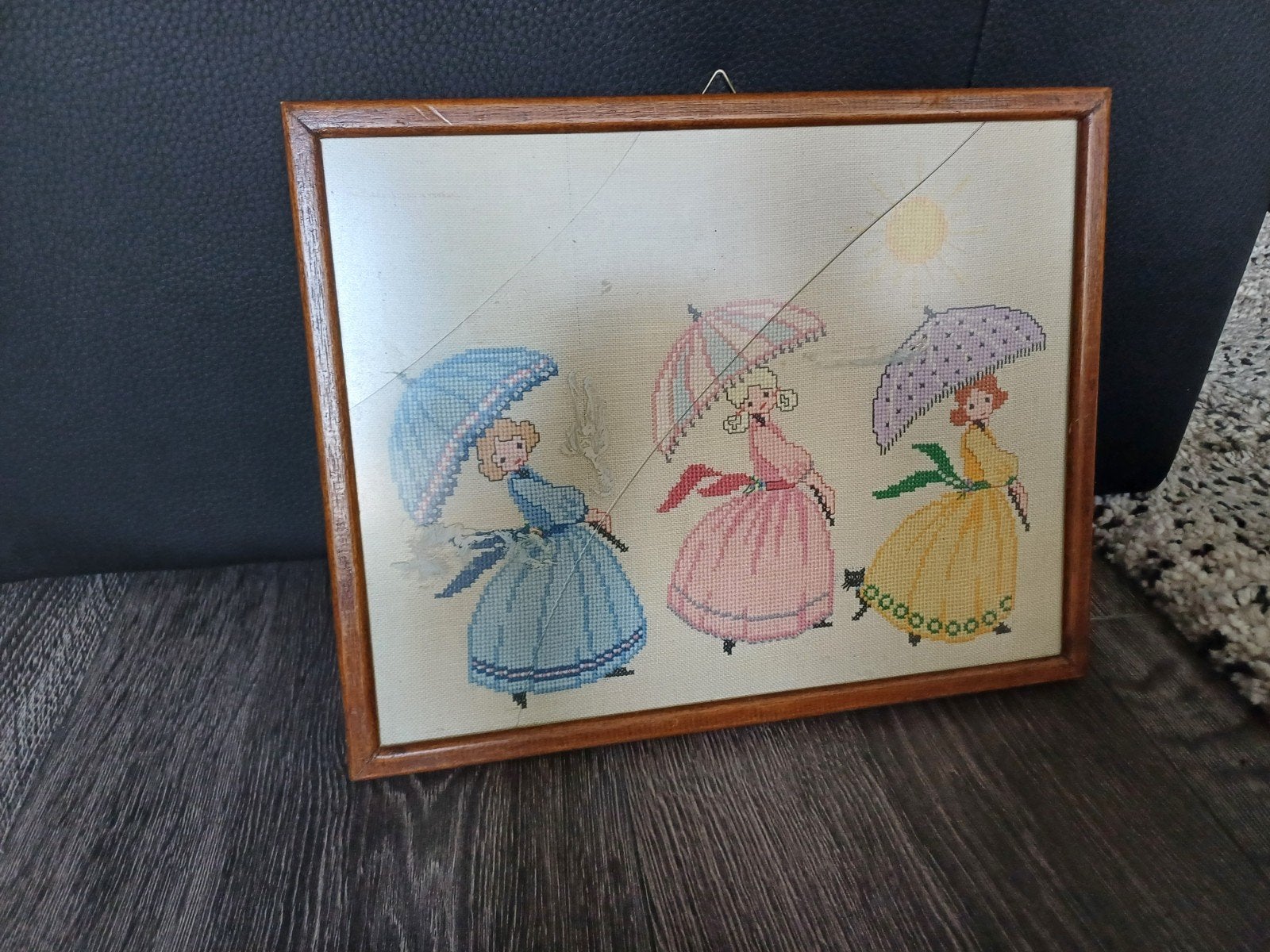 Geborduurd schilderij met dames en parasols
