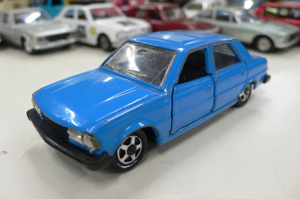 peugeot 305 sedan - mebetoys - 1/43 -lakschade-, Verzenden, Gebruikt, Auto, Overige merken