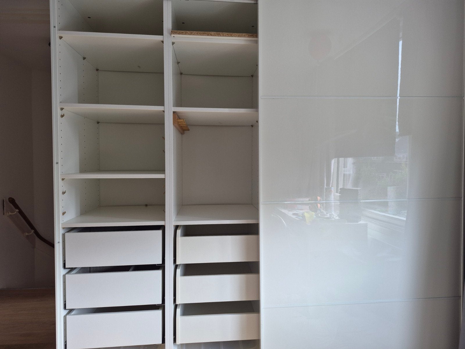 Mooie witte kast met schuifdeuren, planken en lades, Huis en Inrichting, Kasten | Kledingkasten, Ophalen, Overige materialen, Gebruikt