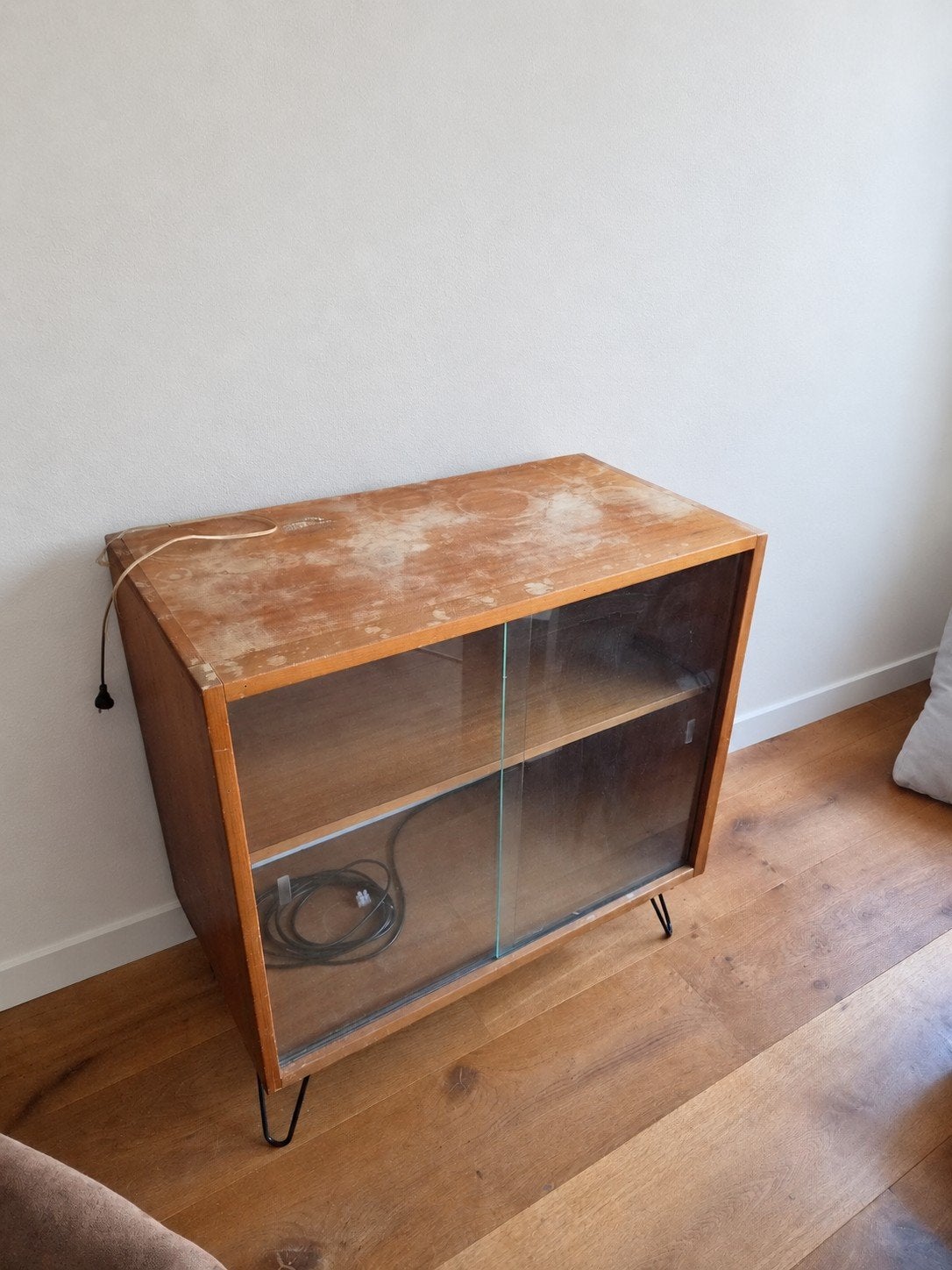 Vintage houten kastje met glazen schuifdeuren, Ophalen, Gebruikt