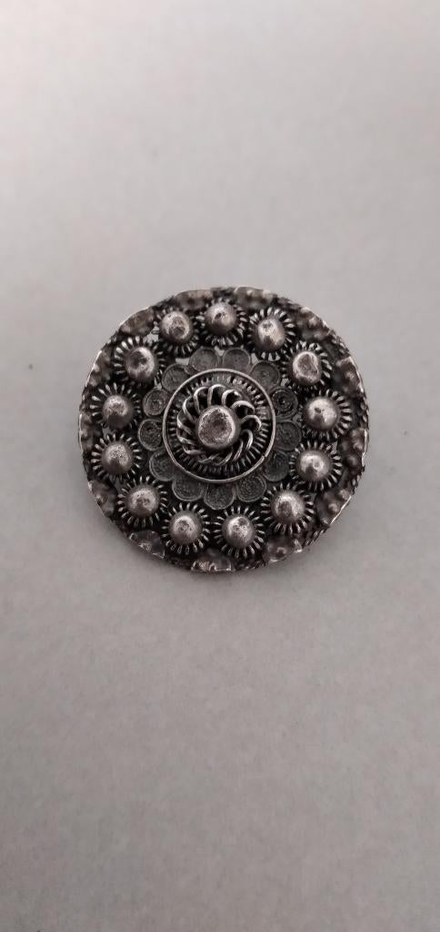 Sieraden o.a. dasspeld, Ophalen