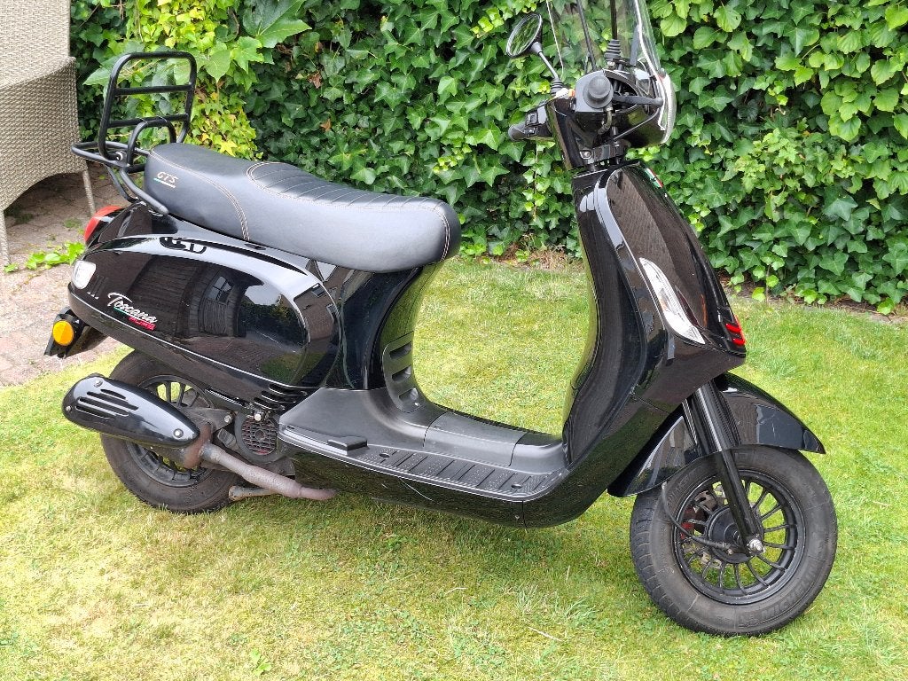 Snor Scooter Toscane GTS Pure EFI Glanzend Zwart, Fietsen en Brommers, Snorfietsen en Snorscooters, Gebruikt, Benzine, Ophalen