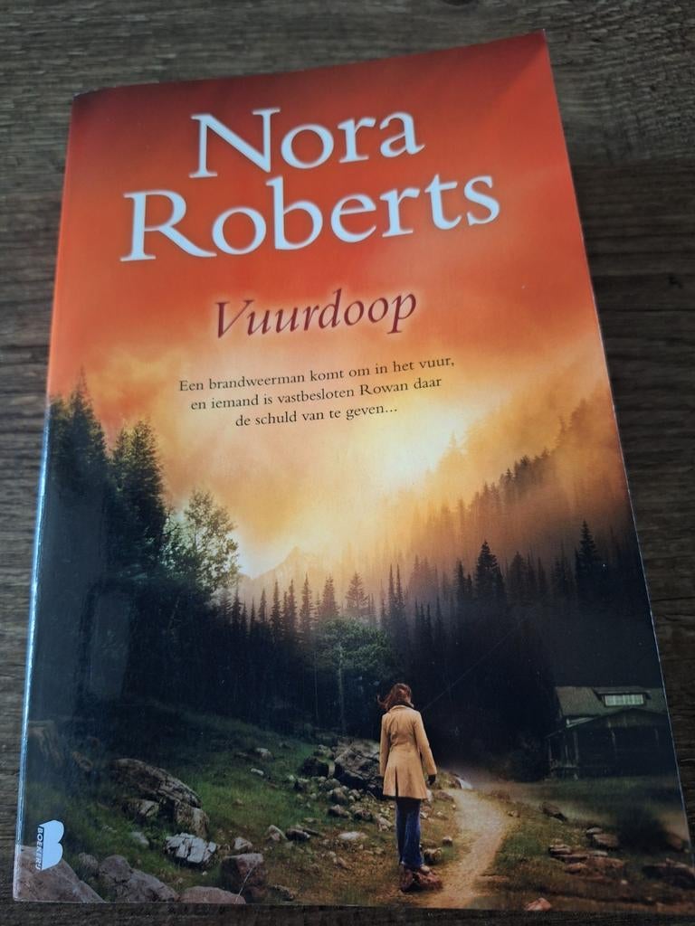 Nora Roberts - Vuurdood (Paperback), Boeken, Romans, Gelezen, Nederland, Ophalen of Verzenden