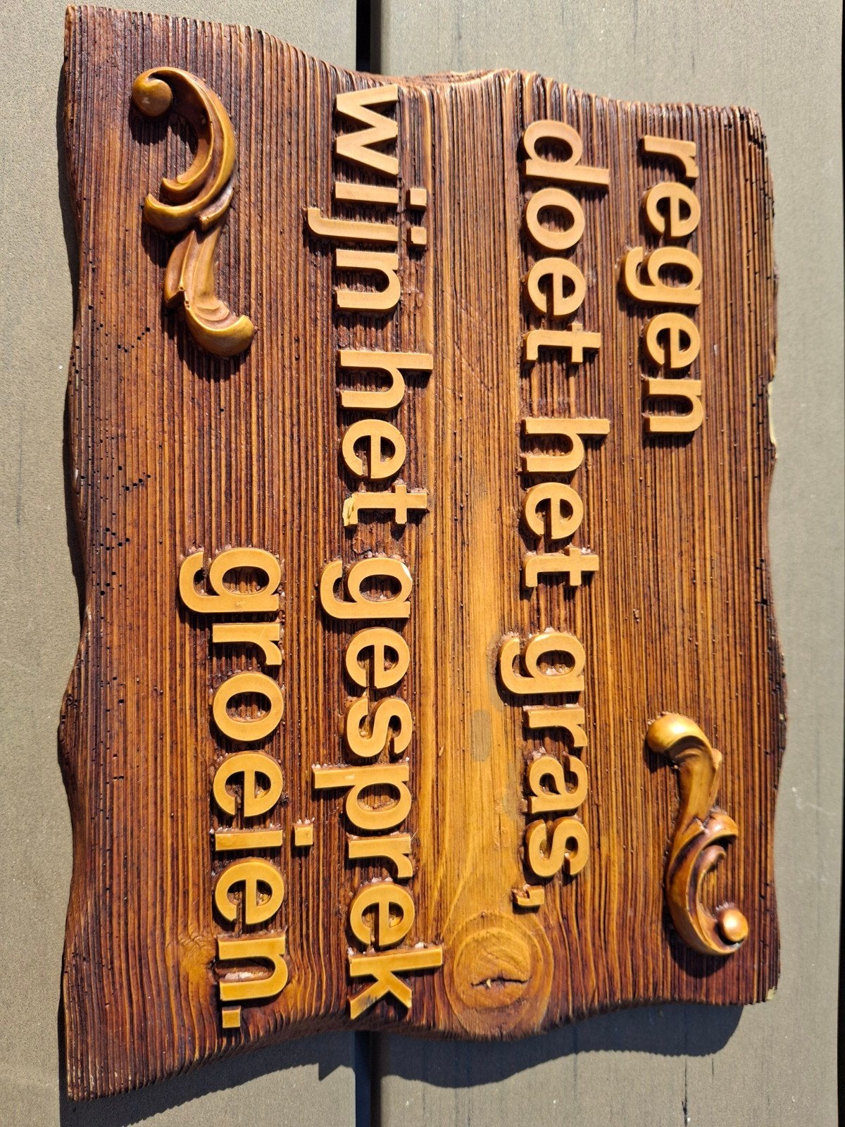 Houten wandbord met spreuk - Regen doet het gras, Huis en Inrichting, Ophalen of Verzenden, Gebruikt, Bruin, Hout