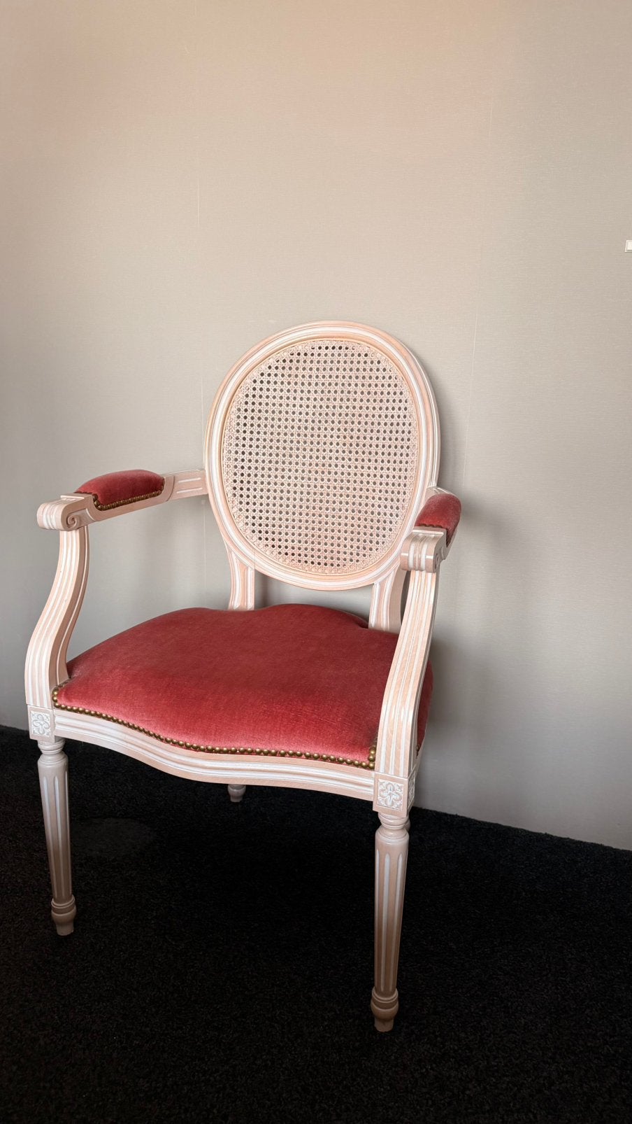 Klassieke armstoel met rotan rugleuning – Louis XVI stijl, Antiek en Kunst, Antiek | Meubels | Stoelen en Banken, Ophalen