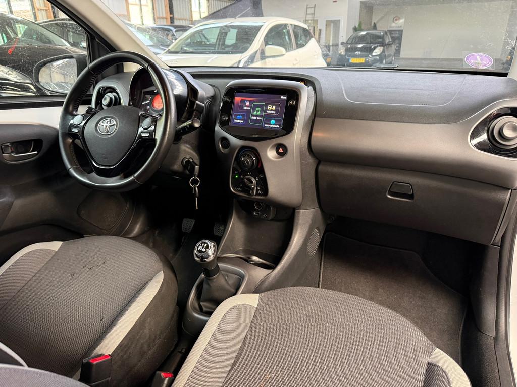 Toyota Aygo 1.0 VVT-i Black&White X-play Airco, Cruise contr, Voorwielaandrijving, Gebruikt, Euro 6, Wit