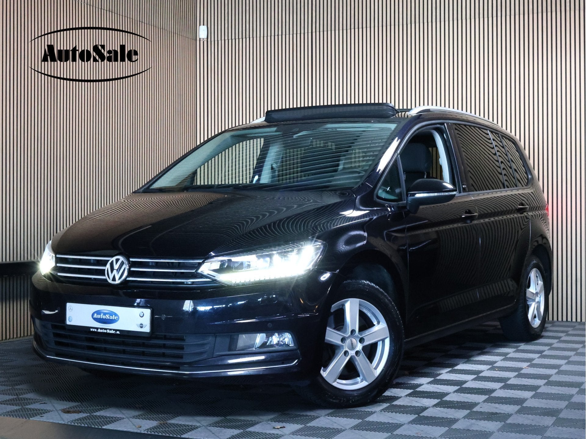 Volkswagen Touran 1.4 TSI Highline Automaat Panodak Navigati, Zwart, 4 cilinders, 150 pk, Automatische klimaatregeling