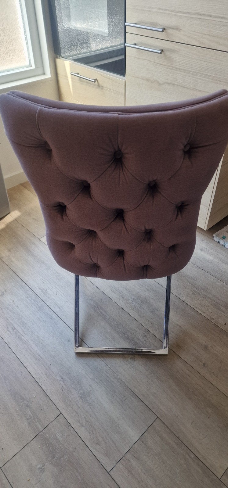 Taupe eetkamerstoel met gecapitonneerde rugleuning, Huis en Inrichting, Stoelen, Gebruikt, Overige kleuren, Ophalen of Verzenden