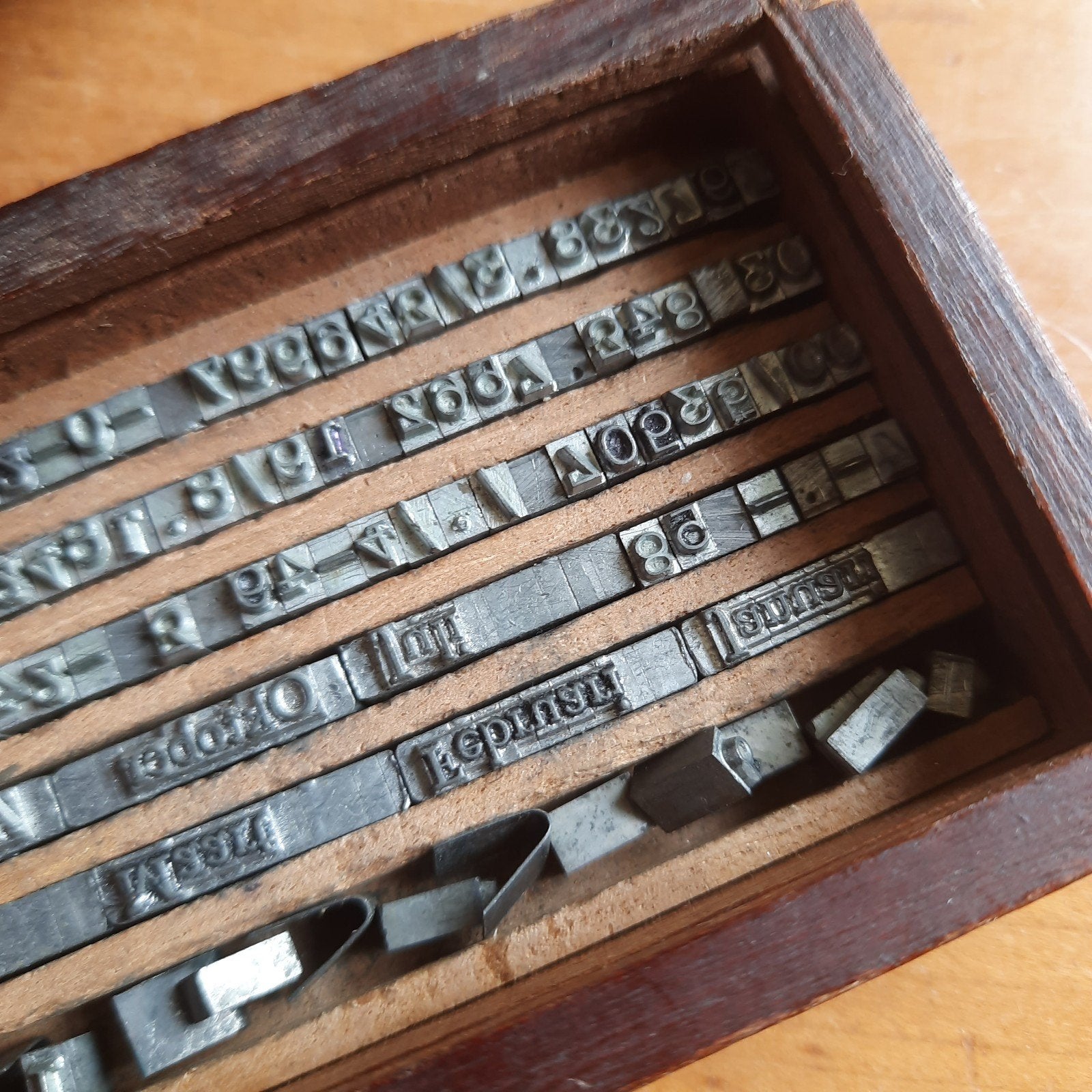 Antoek Doosje Cijfers en Maanden voor Letterzetter Stempel, Verzenden