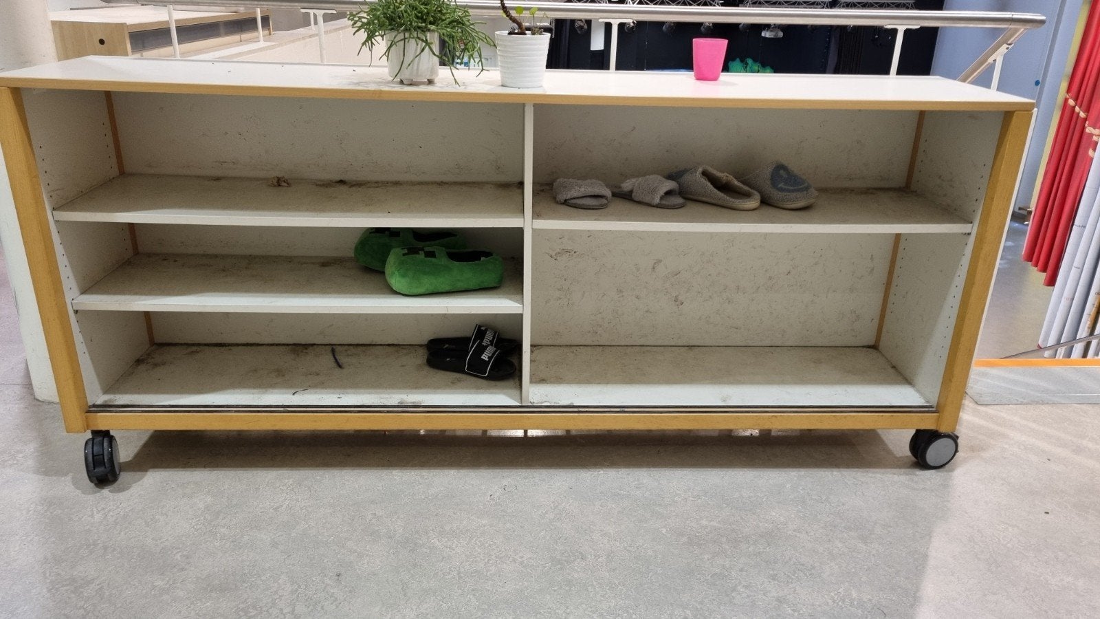 Oude schoolkast op wielen met drie planken, Ophalen, Gebruikt