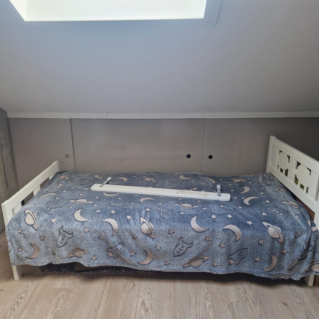 IKEA Kritter peuterbed met lattenbodem, hekje en matras, Lattenbodem, 70 tot 85 cm, Ophalen of Verzenden, Zo goed als nieuw