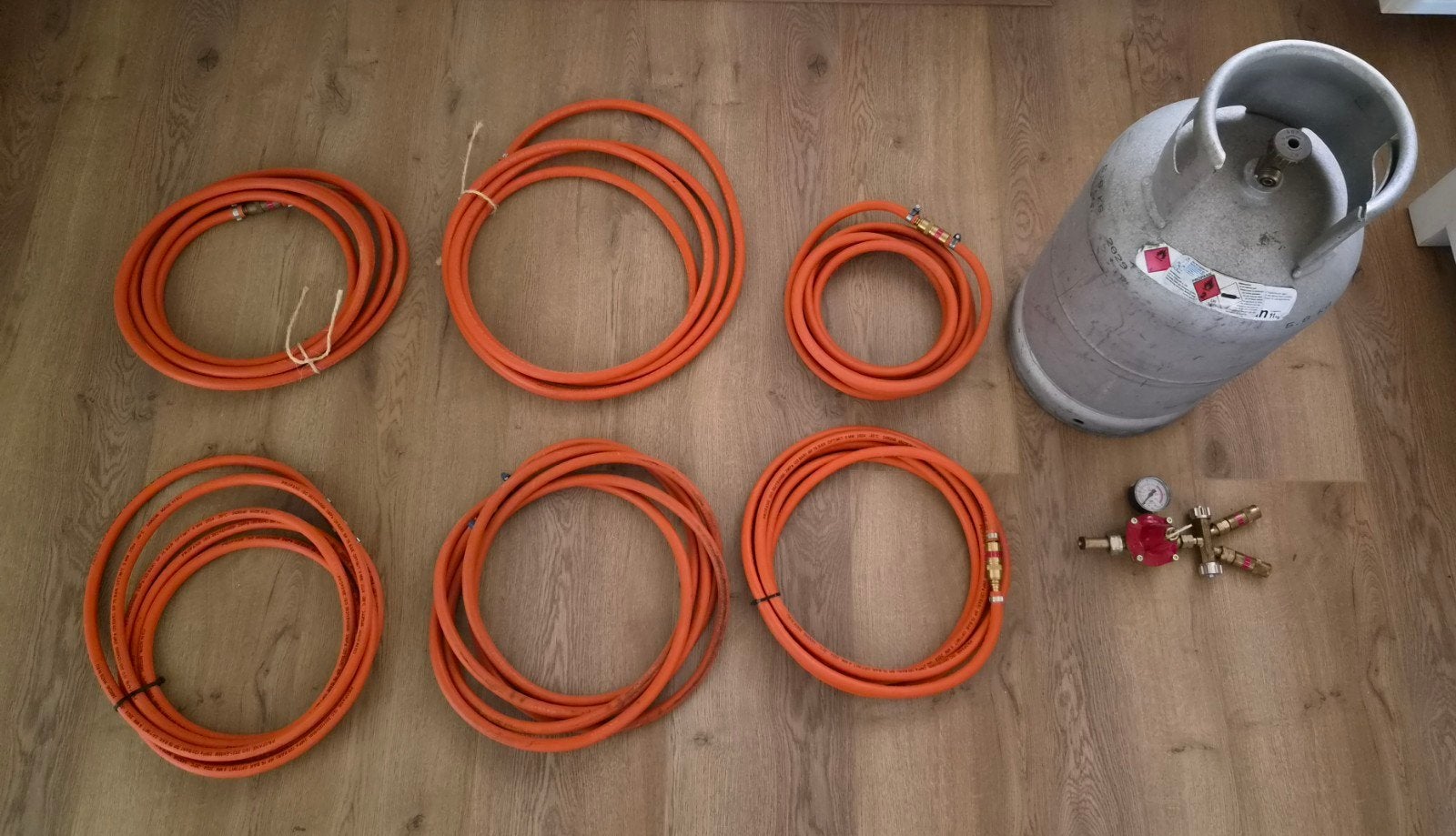Gasfles met drukregelaar en slangen, Ophalen, Gebruikt, Onbekend