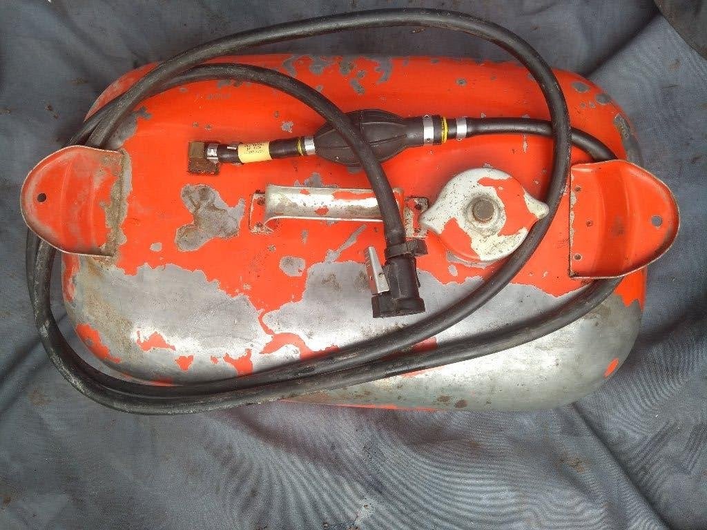 Vintage rode benzinetank 12 liter met slang en pompbal, Ophalen of Verzenden, Zo goed als nieuw, Motor en Techniek