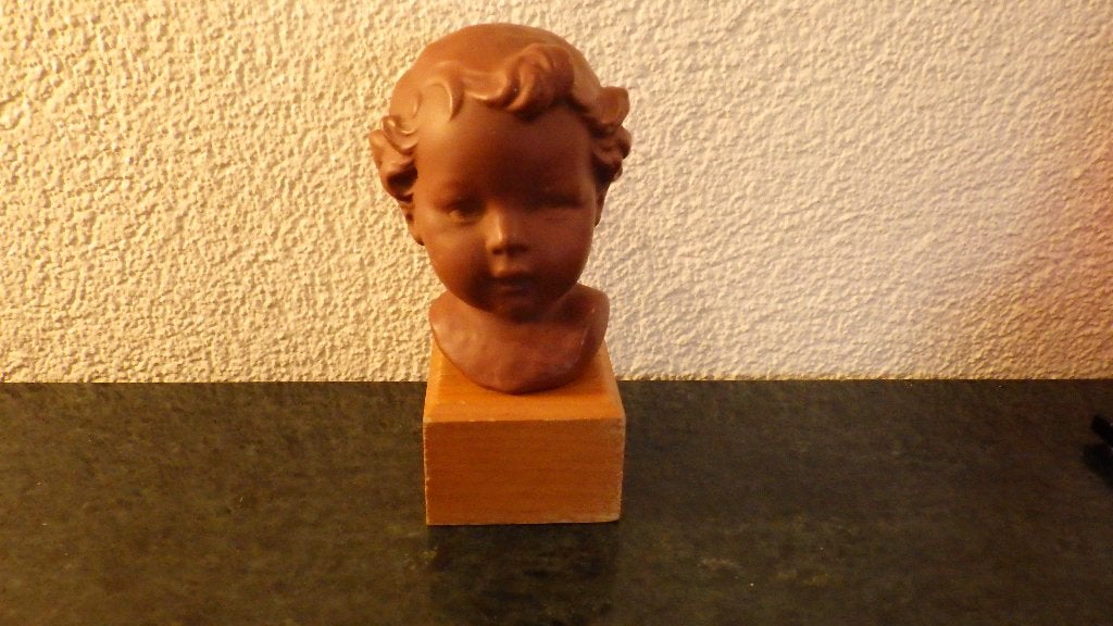 mooi kinderhoofdje van Goebel op houten sokkel, Ophalen of Verzenden, Huis en Inrichting
