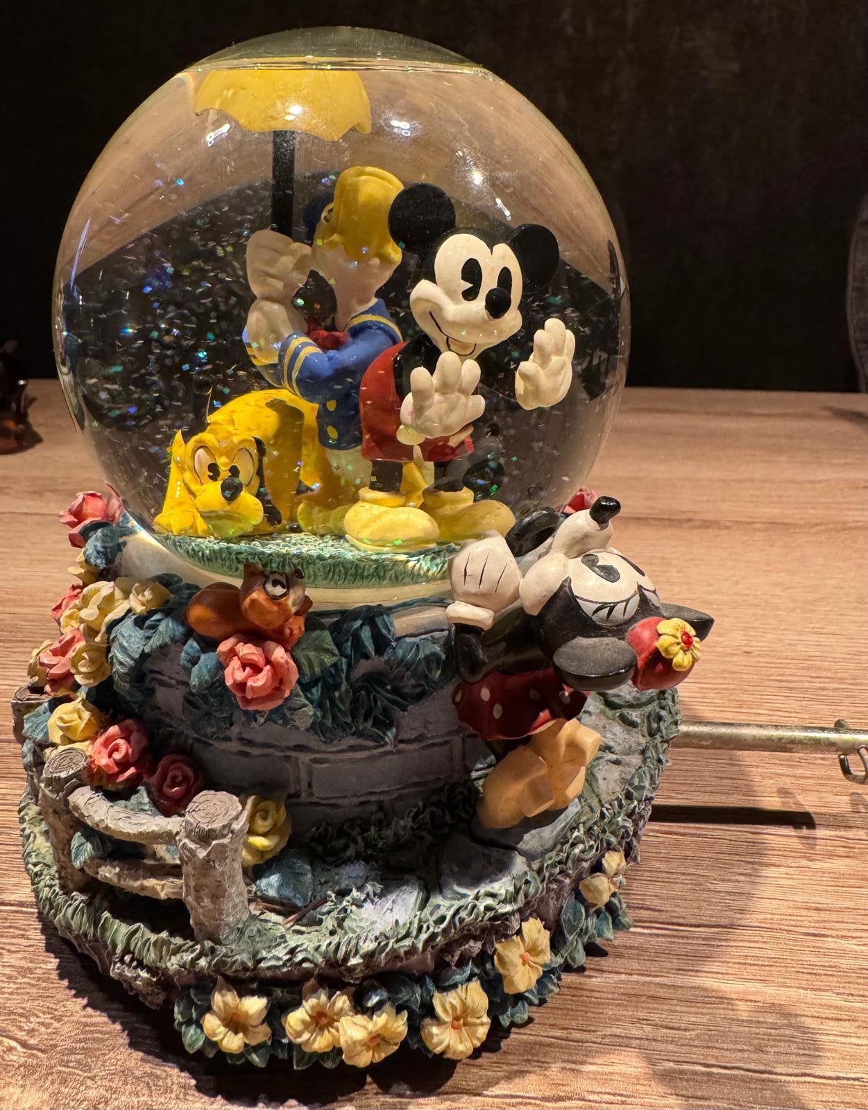 Grote snowglobe vintage Mickey & friends, Verzamelen, Ophalen, Mickey Mouse, Zo goed als nieuw, Beeldje of Figuurtje