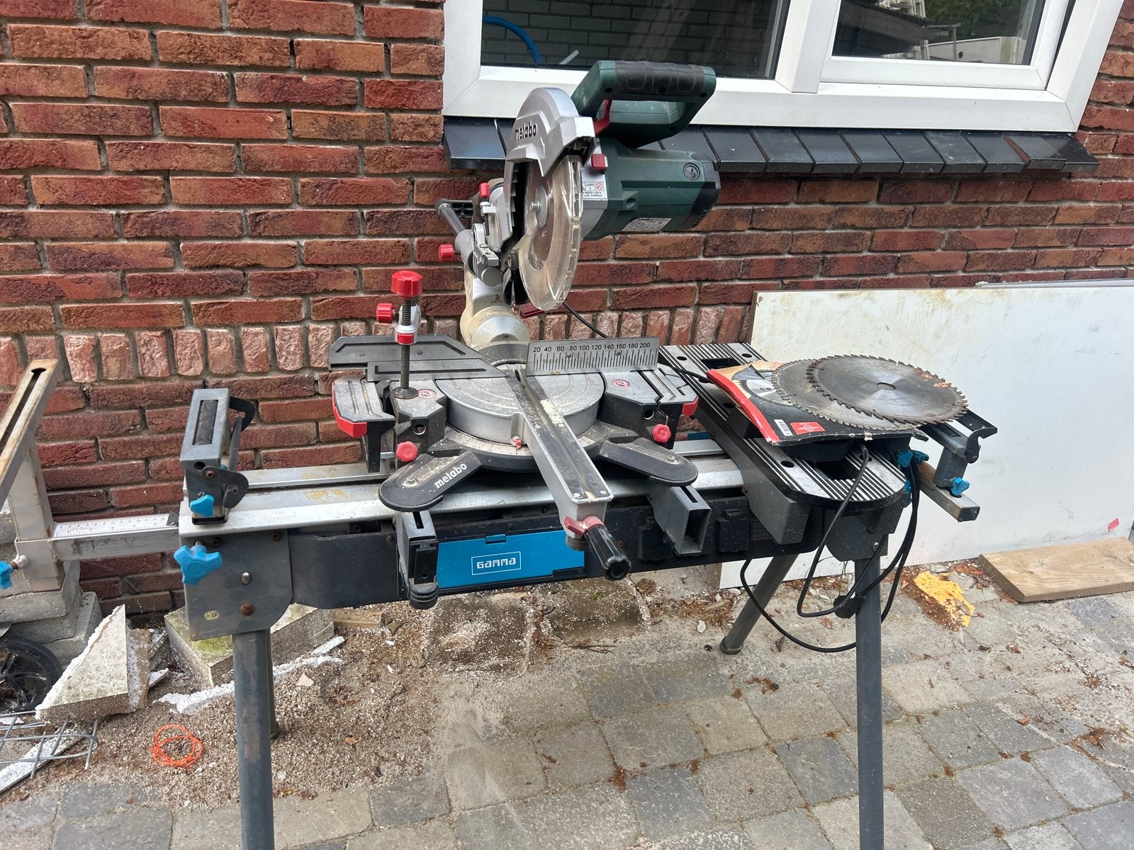 Metabo KGS 254 afkortzaag met onderstel en 3 zaagbladen, Ophalen, Gebruikt, 70 mm of meer, Afkortzaag