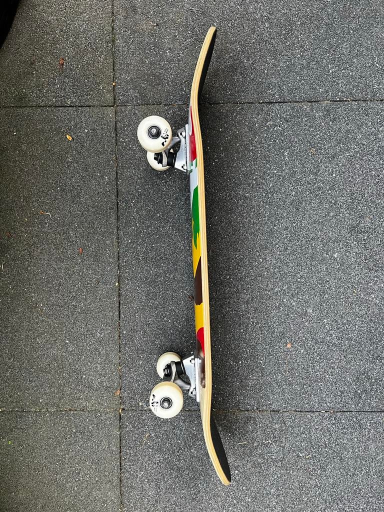 Skateboard met uniek design en complete beschermingsset, Sport en Fitness, Skateboarden, Ophalen, Gebruikt, Skateboard