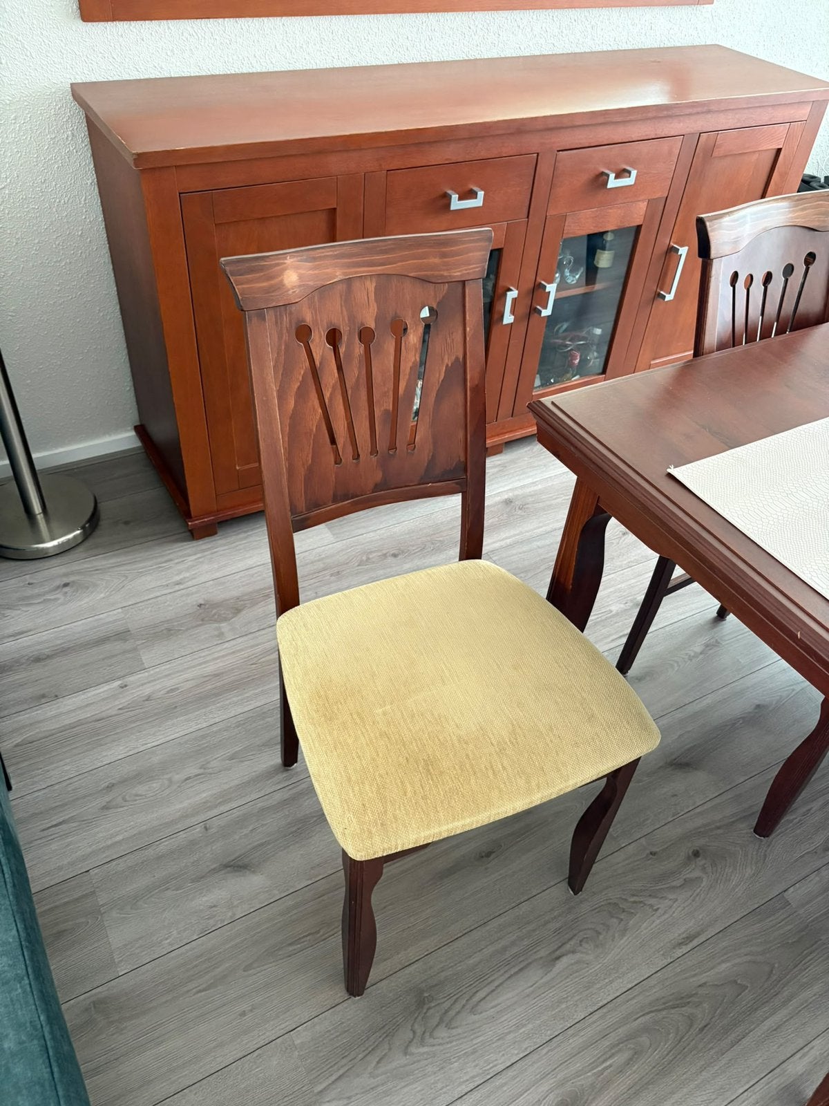 Foto 6 van Tv meubel, eettafel met stoelen, dressoir met spiegel