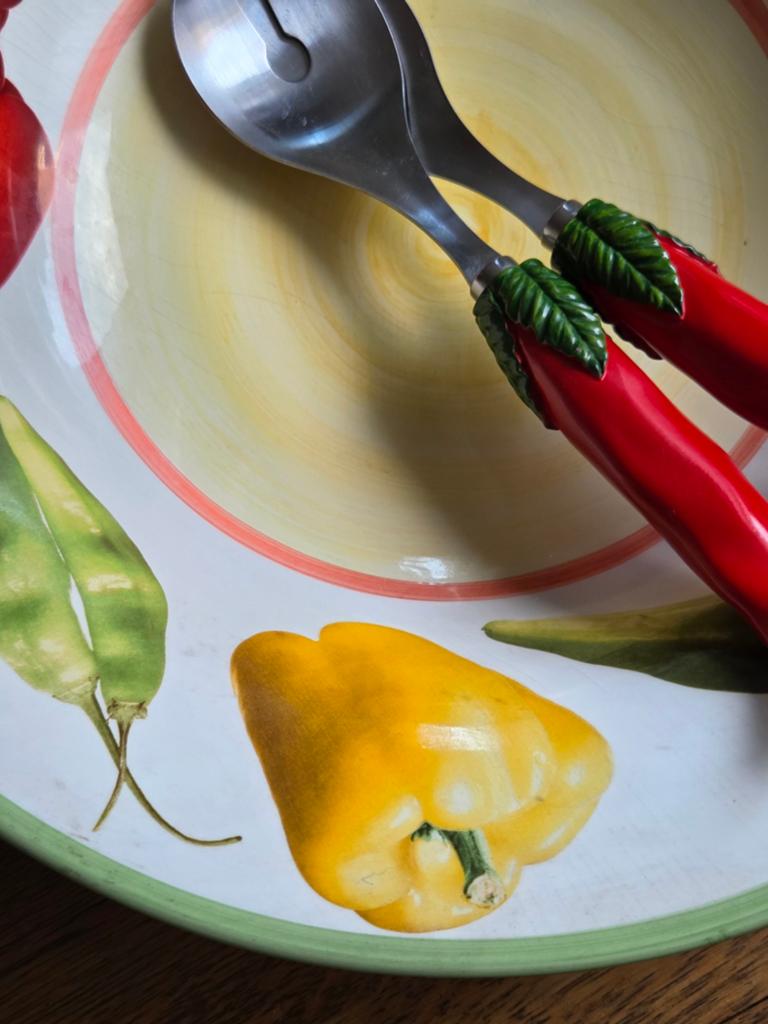 Grote saladeschaal met bestek van Oil & Vinegar, Huis en Inrichting, Keuken | Servies, Keramiek, Ophalen of Verzenden, Overige stijlen
