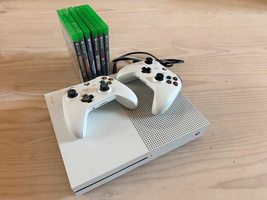 Xbox One X met 2 controllers en 6 spellen, Ophalen, Gebruikt, Overige genres, 2 spelers