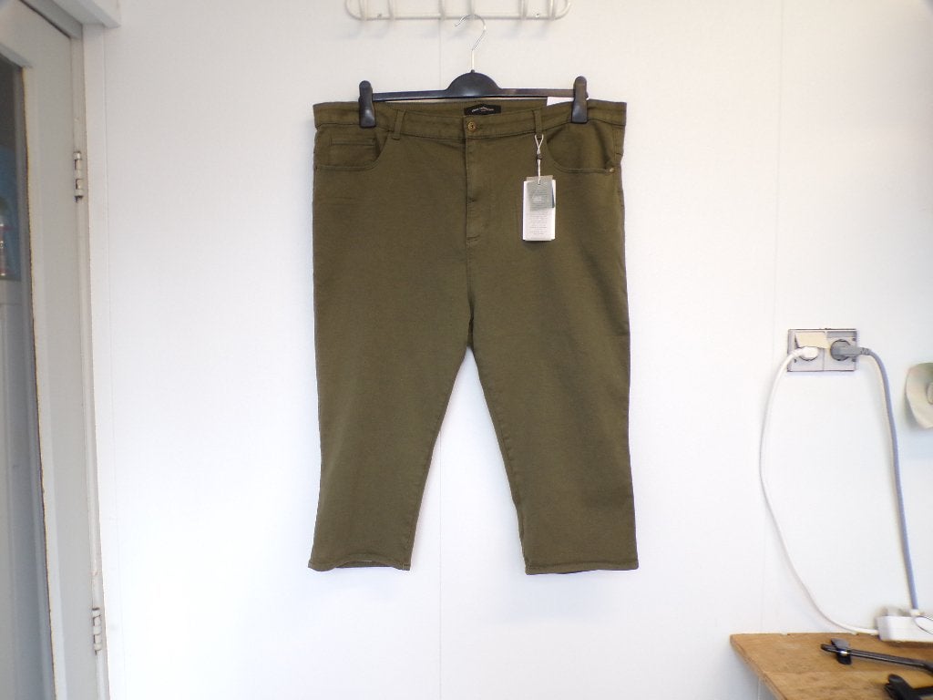 Legergroene capri broek Only Carmakoma 54 nieuw!, Kleding | Dames, Nieuw, Ophalen of Verzenden, Nvt, Only Carmakoma