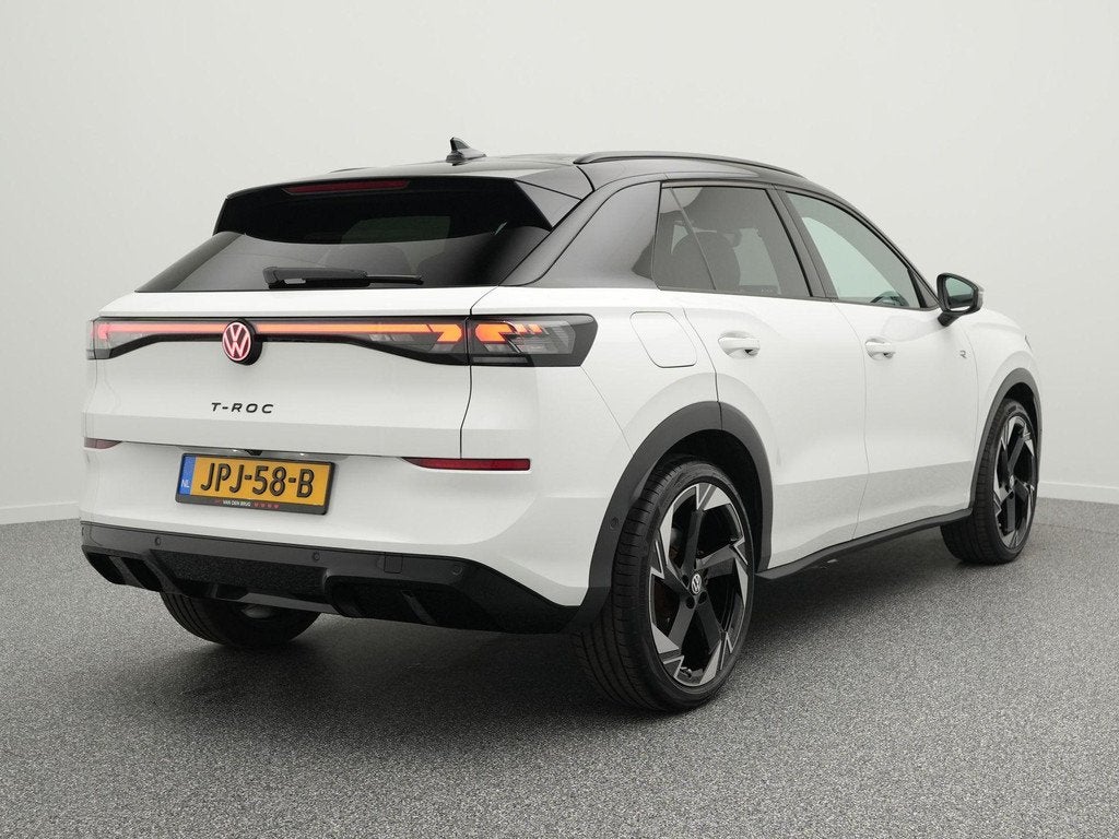 Volkswagen T-Roc R-Line First Edition 1.5 eTSI 150 PK | 360', 1374 kg, 4 cilinders, 150 pk, Origineel Nederlands