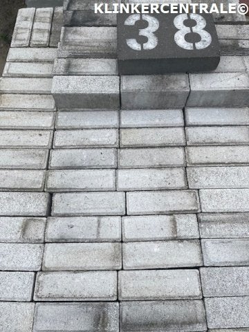 RESTPARTIJ 7m2 wit nieuwe betonklinkers 8cm dik dikformaten.