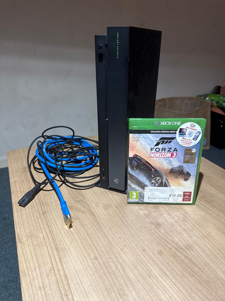 Xbox One X Project Scorpio Edition + 2 games, Gebruikt, Overige genres, 1 speler, Eén computer