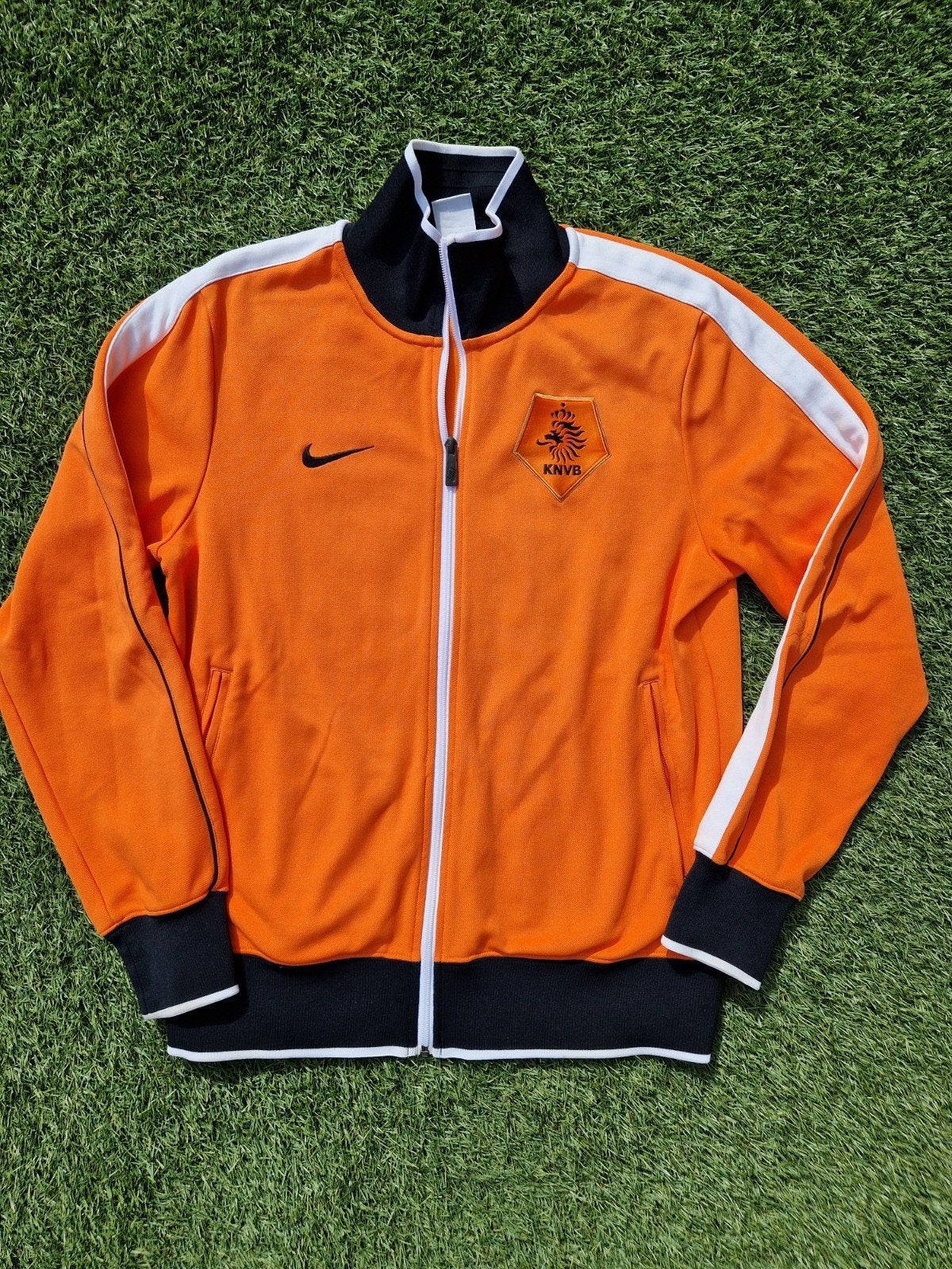 Nederlands elftal N98 vest uit 2010 KNVB Oranje shirt jack L, Maat 52/54 (L), Nike, Oranje, Ophalen of Verzenden