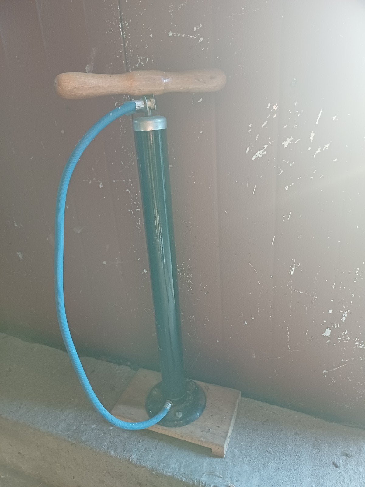 Vintage fietspomp met houten handvat, Ophalen, Gebruikt
