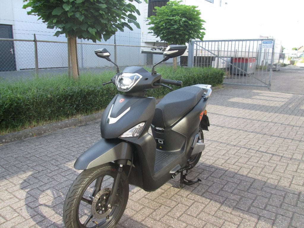 yadea voltguard, Yadea, Maximaal 45 km/u, Info@yadeascooters.nl, Elektrisch