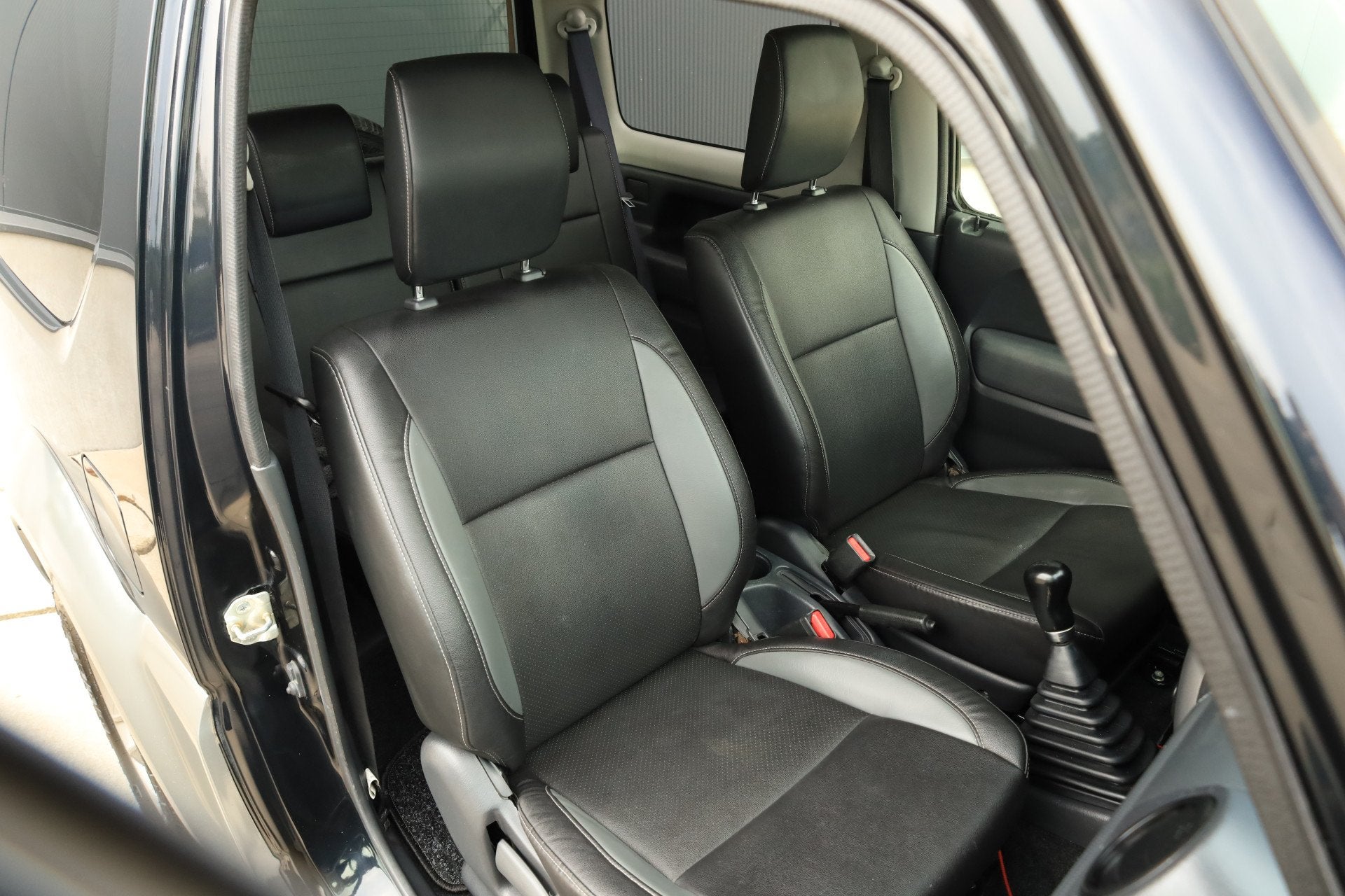 Suzuki Jimny Dakota Leer Airco Trekhaak Carplay 4WD, Gebruikt, Zwart, 4 stoelen, Zwart