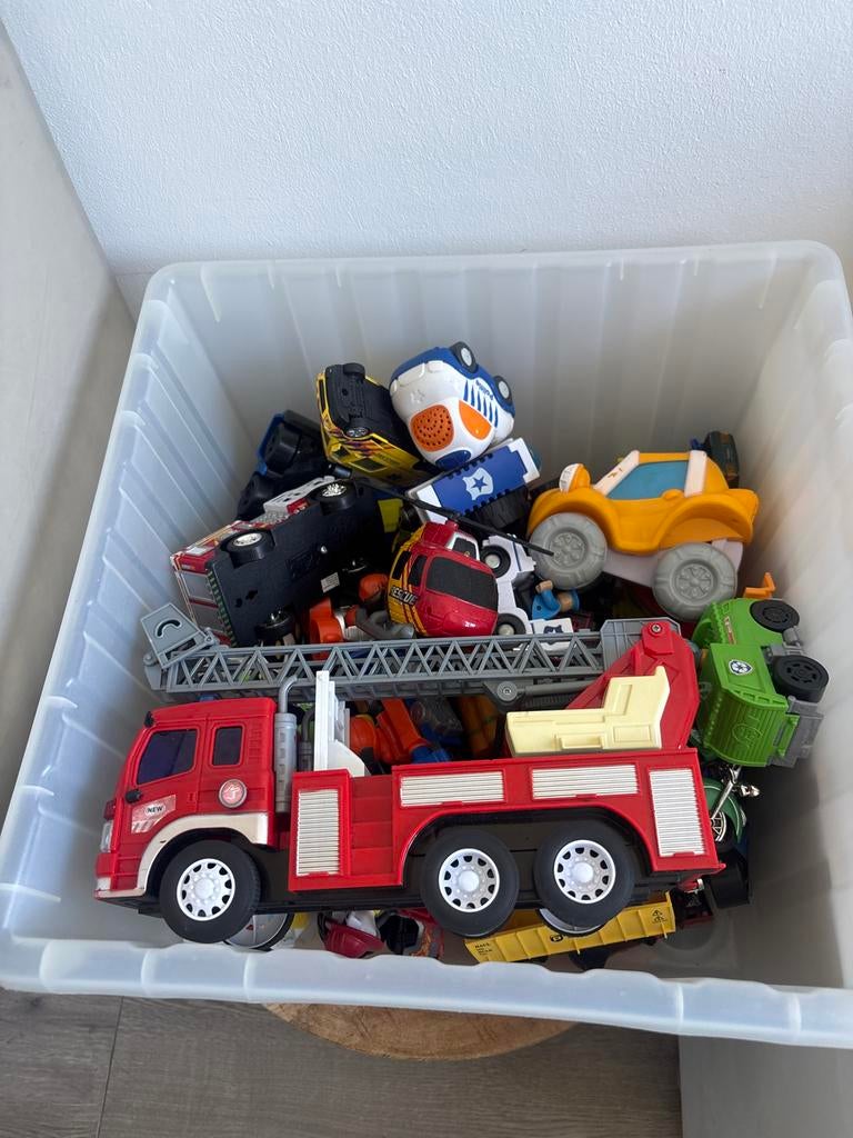 Grote bak vol diverse speelgoedauto's en voertuigen, Ophalen, Gebruikt