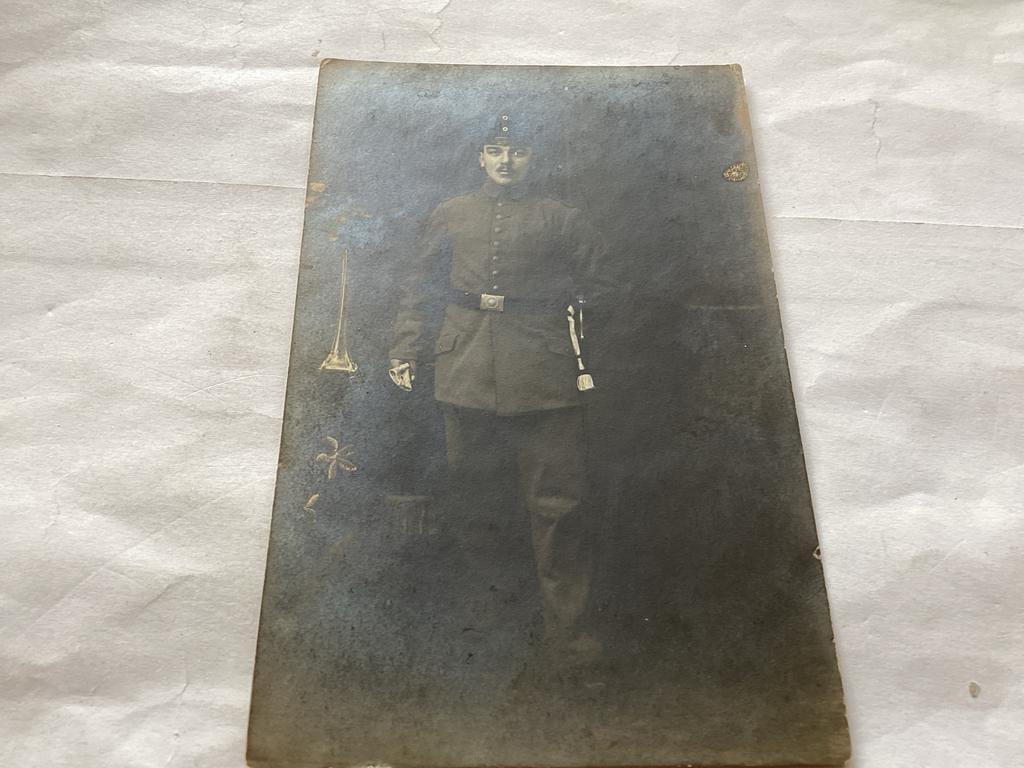 Oude foto van soldaat met uniform en sabel, Gebruikt, Foto, Ophalen of Verzenden, Voor 1940