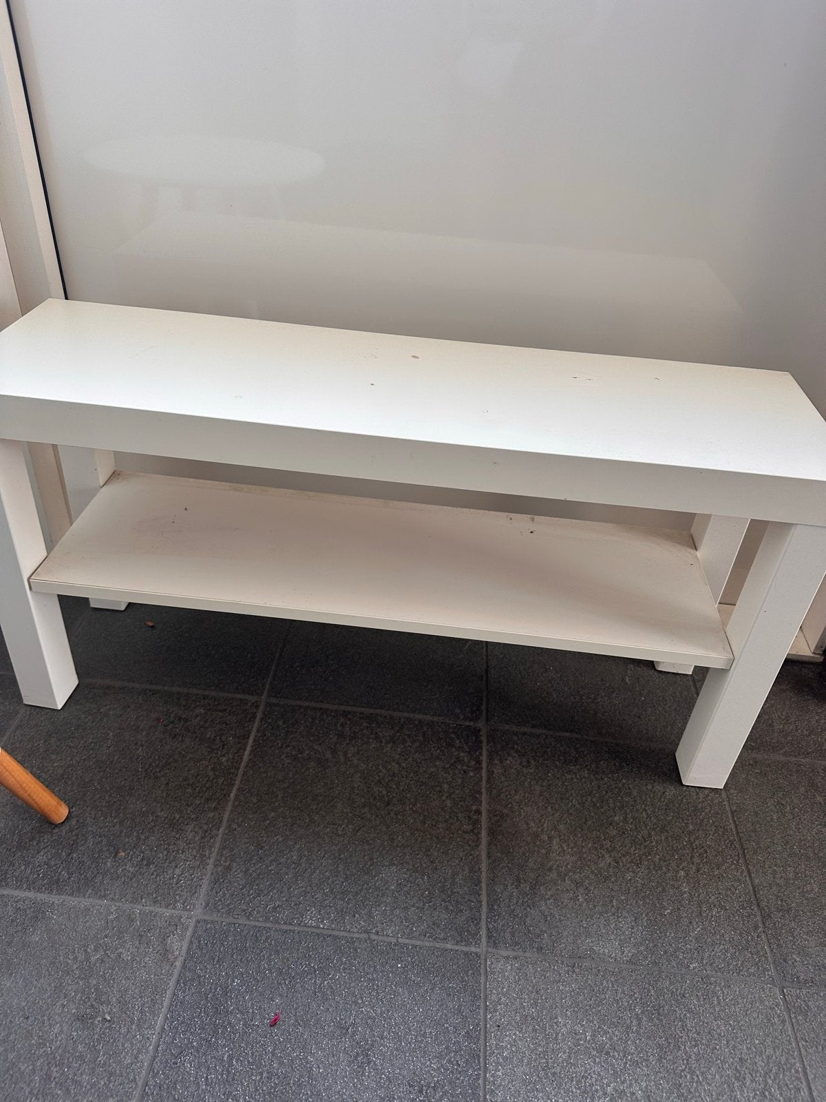 Witte bijzettafel met houten poten, Minder dan 45 cm, Minder dan 55 cm, Gebruikt, Rond
