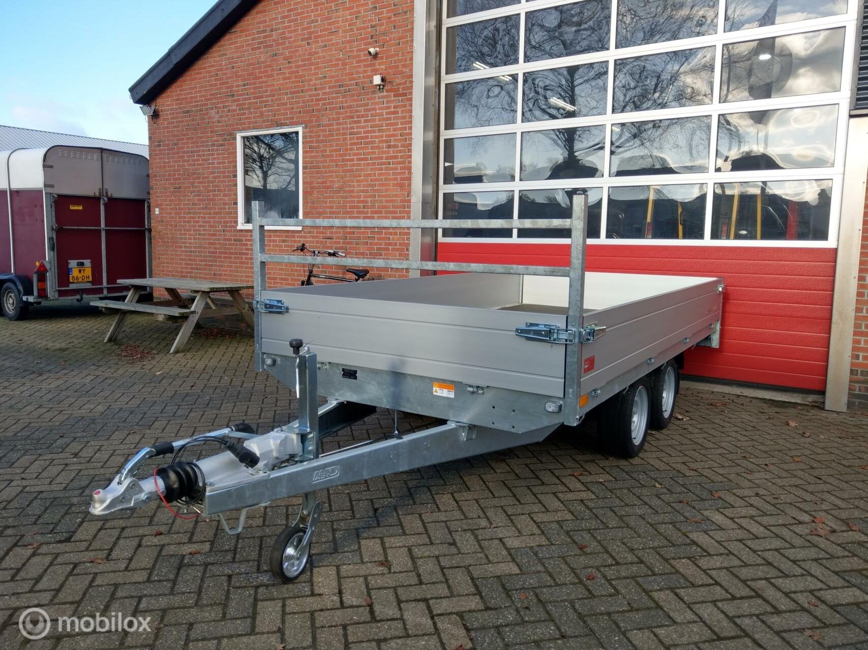 Nieuwe Saris plateauwagen. 356x184x35cm. met rijplaten, Gebruikt