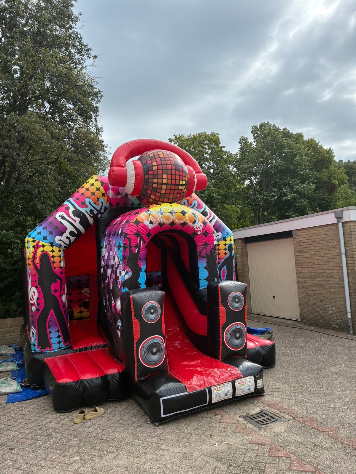 Swingend Disco springkussen te huur met glijbaan en dak, Hobby en Vrije tijd, Feestartikelen | Verhuur, Ophalen, Zo goed als nieuw
