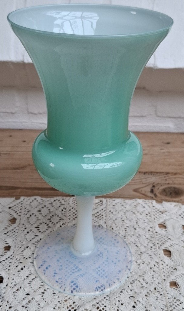 Grote vintage groen opaline vaas met witte voet, Ophalen of Verzenden