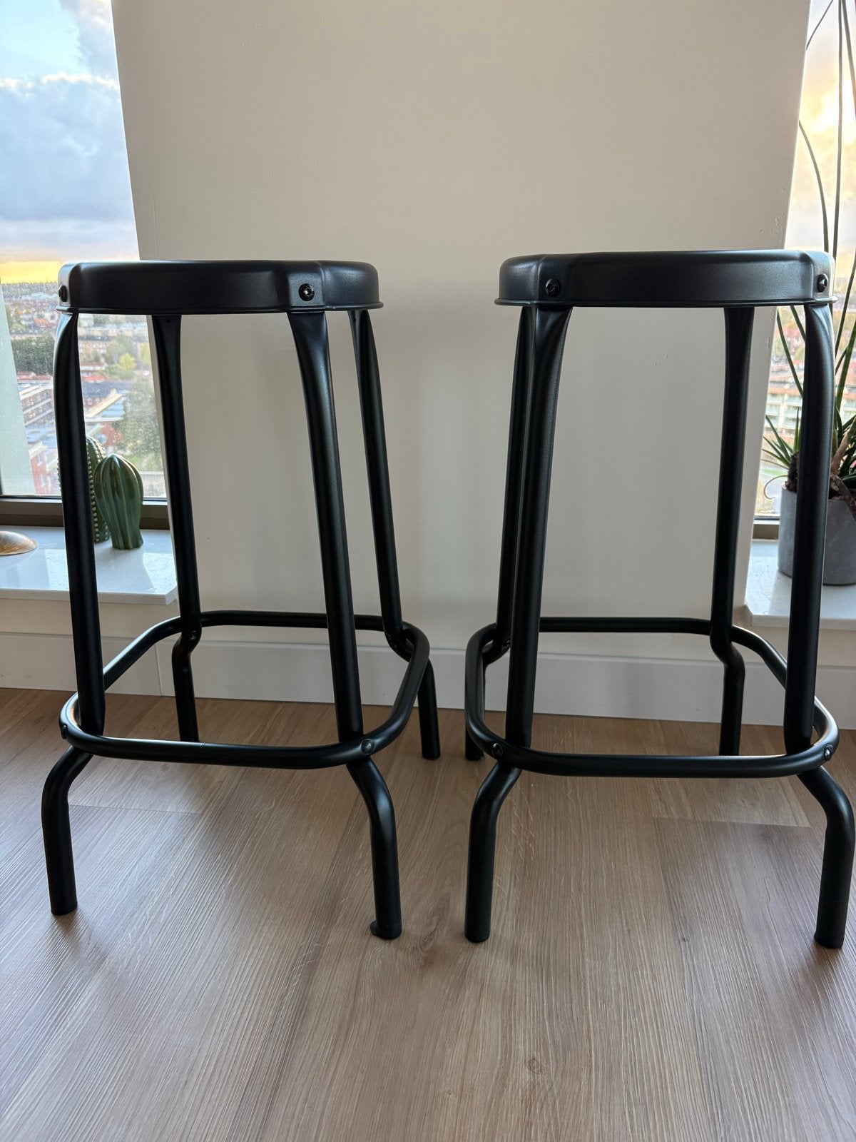 Ikea Raskog 2 barkrukken, zwart, 63 cm hoog, Huis en Inrichting, Ophalen, Met voetsteun, 60 tot 90 cm, Zo goed als nieuw