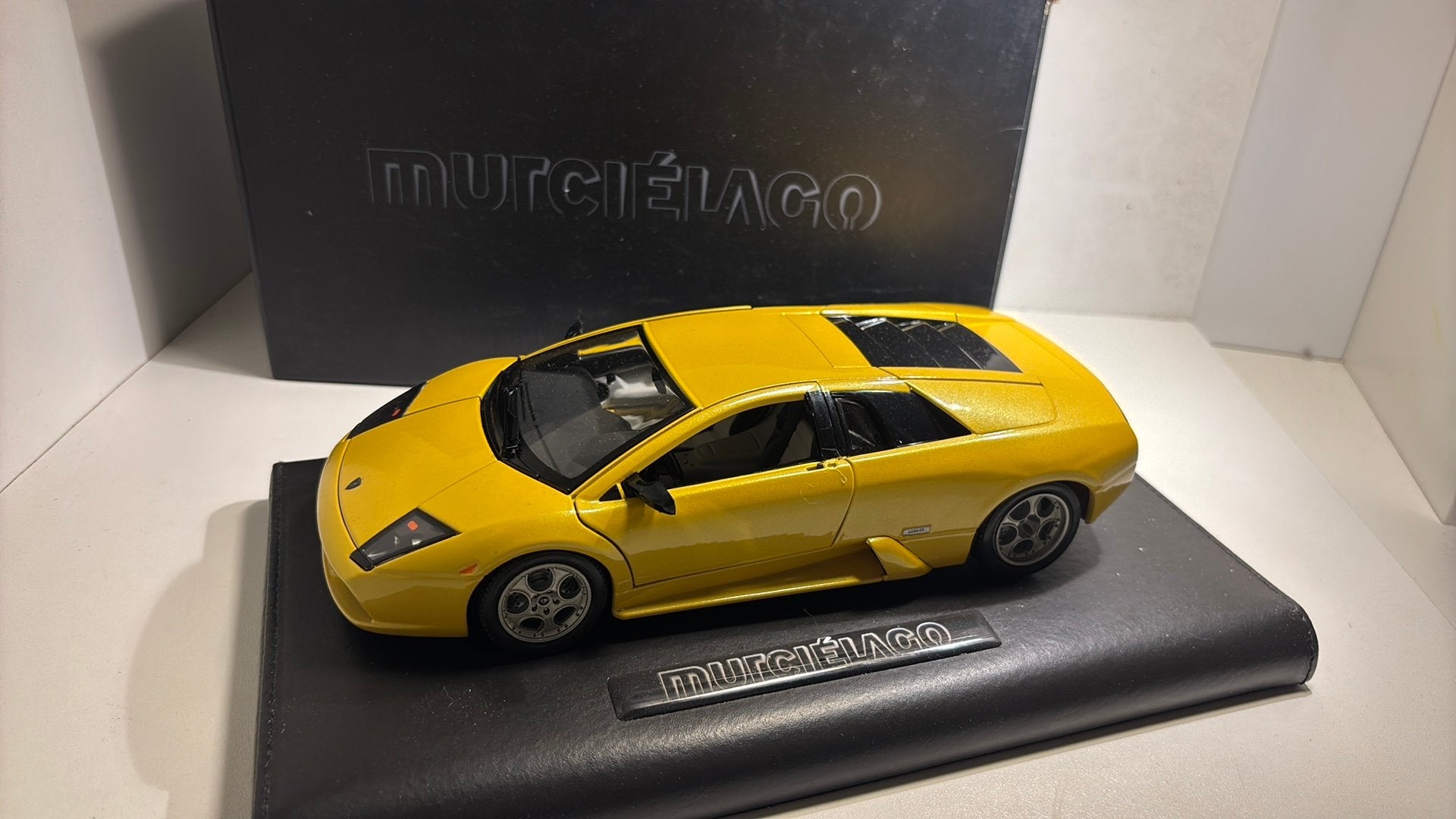 Lamborghini Murcielago yellow luxe bburago 1.18, Ophalen of Verzenden, A, A, A