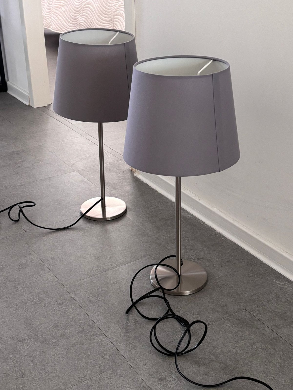 Set van 2 moderne tafellampen met grijze kap, Ophalen of Verzenden, Zo goed als nieuw, Metaal, 50 tot 75 cm