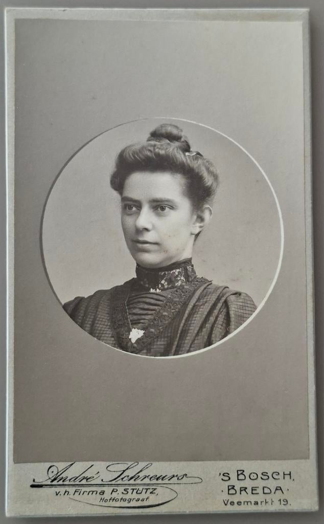 198 cdv jonge vrouw Den Bosch Breda fotogrf André Schreurs, Ophalen of Verzenden, Voor 1940