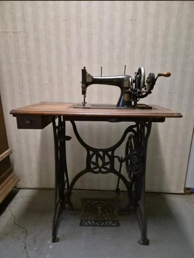 Antieke Seidel & Naumann Naaimachine met onderstel, Ophalen