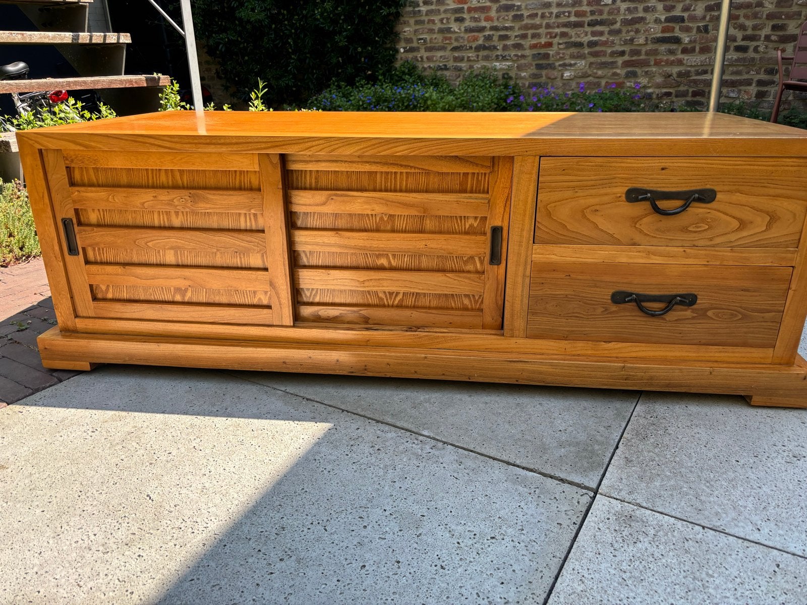 Massief houten tv-meubel met schuifdeuren en lades, Huis en Inrichting, Ophalen, Gebruikt, 100 tot 150 cm, Minder dan 100 cm